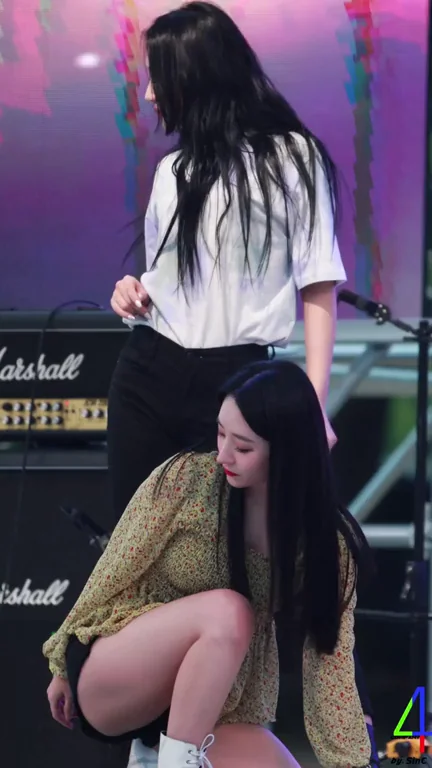 Dreamcatcher Sua's Thicc Ass Tease on Stage 🔥🍑
