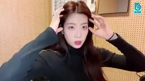 Kim Lip from Loona Teasing with O-Face & Jeans 🍑💋
