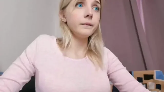 Sweet blonde, nice tits!