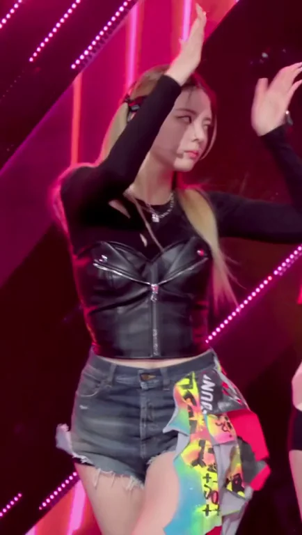 🔥 ITZY Lia's Sexy Dance Tease in Tiny Shorts 💦