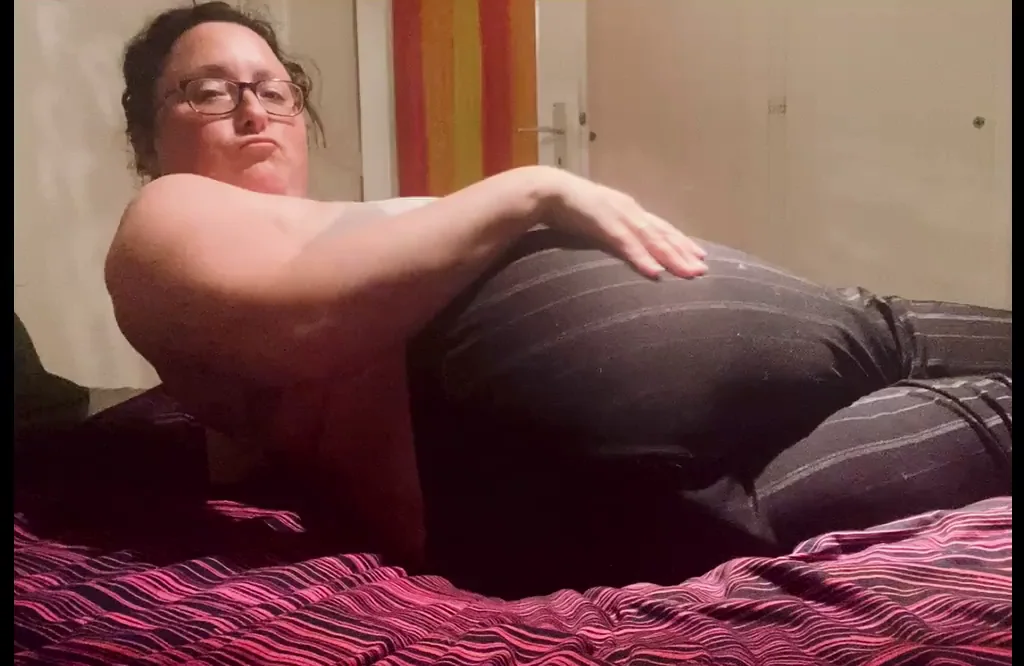 Thick MILF Spreads Her Massive Ass - Eat It From Behind?