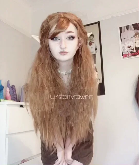 Shy elf flashes you her pussy and ass ?