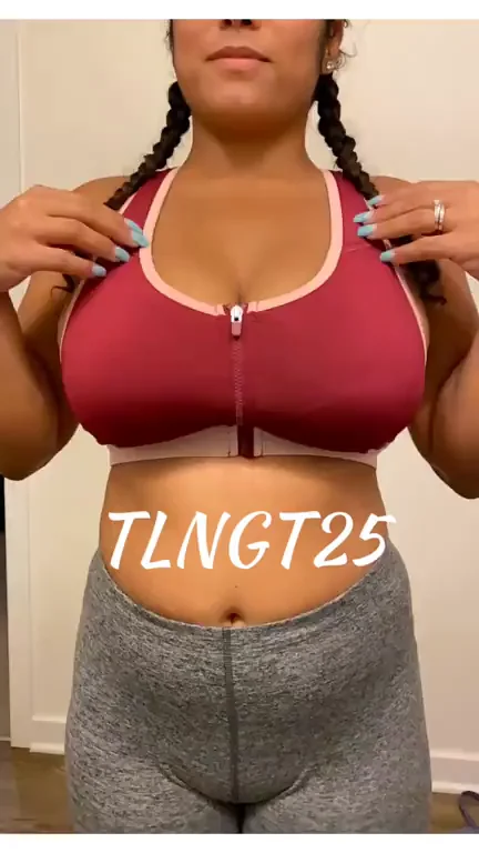Sports Bra Titty Reveal 😈🍈🍈