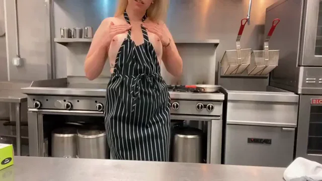 Natural titties and ass in the kitchen?
