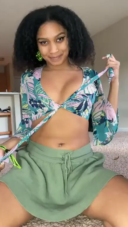 South American Slut's Guess-My-Country Kiss Tease: Curvy Latina in Floral Crop Top & Tiny Shorts