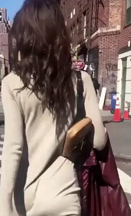 Could watch Emily Ratajkowski walk all day