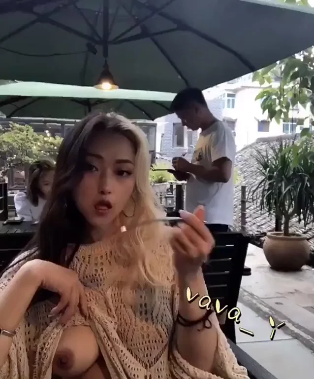 [GIF] Tasty dessert outdoors (sauce in comments)