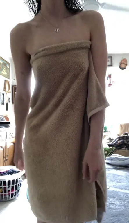 Towel Tease: Curvy Hottie's Post-Shower Drop & Full Reveal