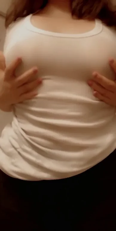Cum on my wet tits? ?