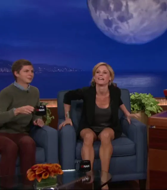 Julie Bowen's Slutty Leg Tease on Conan (2010)