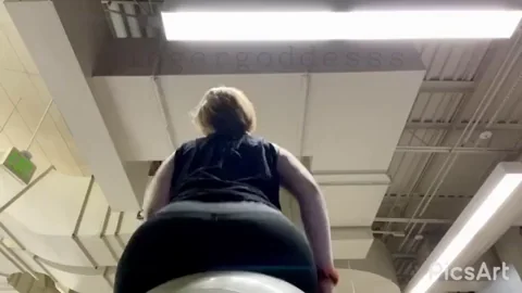 Gym Slut Struggles to Hide Her Juicy Ass from Cameras 🍑💦 [F]