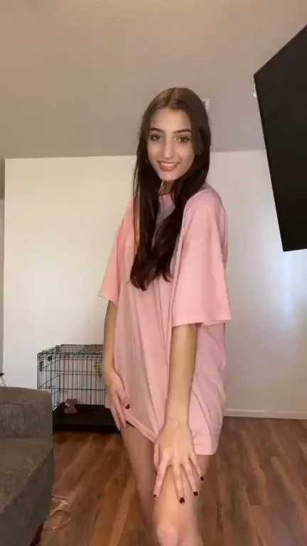 Oversized Pink Tee Tease & Ass Pop 😍🍑