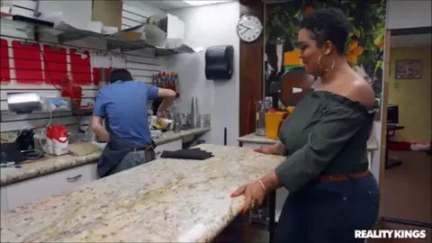 [FFM]Dana Dearmond & Layton Benton teach little young barista a lesson
