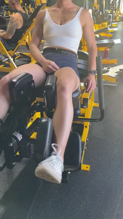Workouts are more fun with no panties ? (F)