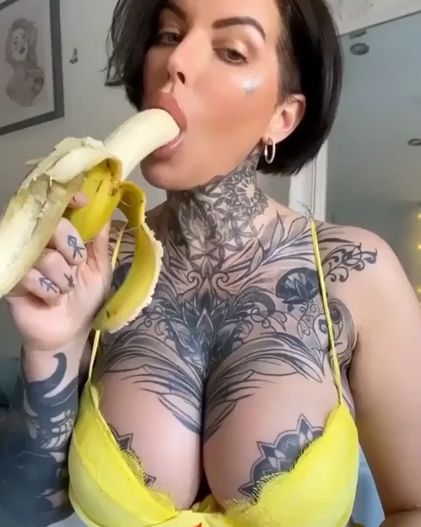 Tattooed Slut Savors Every Inch of Her Thick Banana 🍌💦