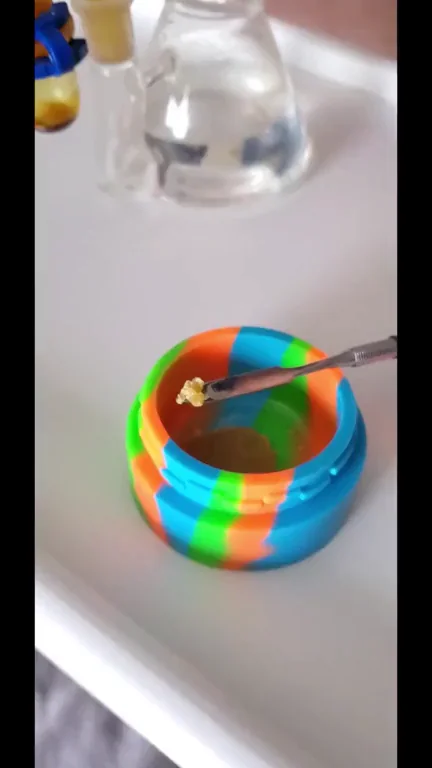 Thick Stoner Babe's Hot Dab Session