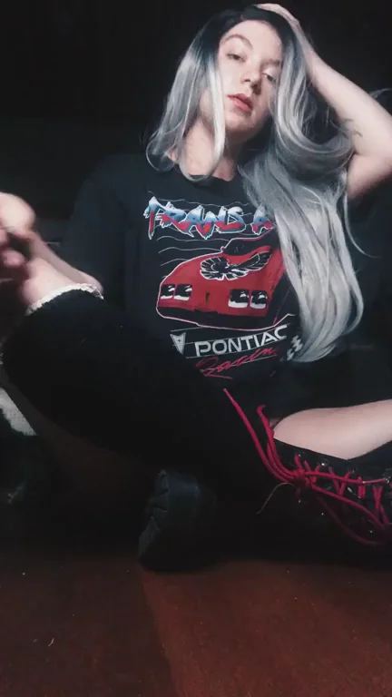 Alt titty drop and booty wiggle to get you through the afternoon