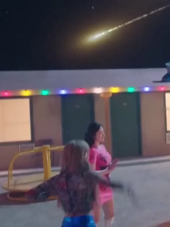 (G)I-DLE- Soyeon in blue shorts
