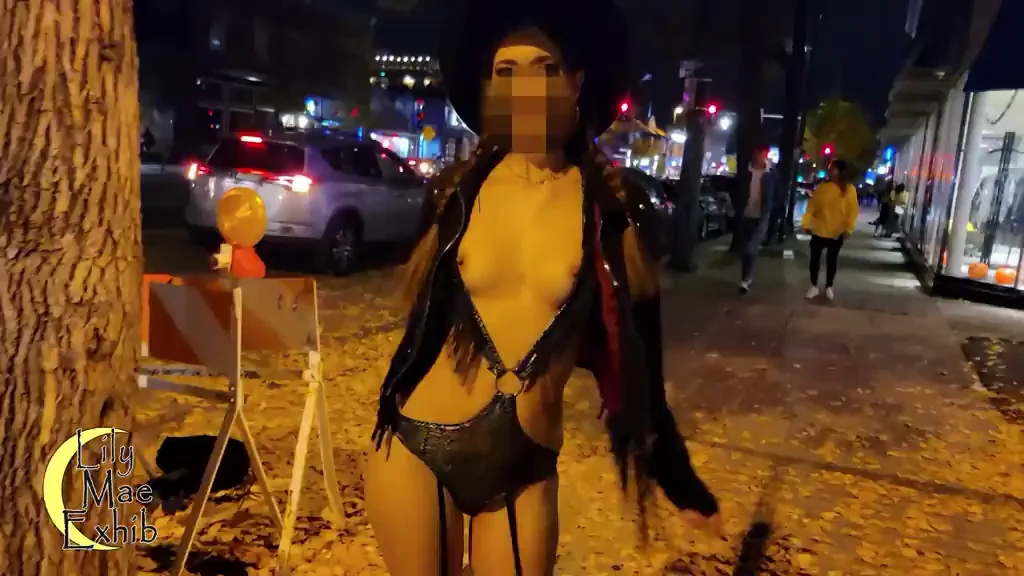 Cowgirl Slut's Costume Flashes Strangers on Halloween Street! 🤠💦👻