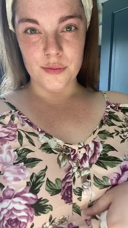 A very freckley reveal ?