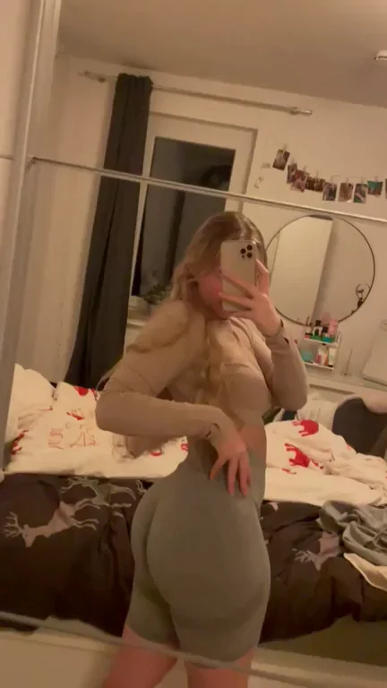 Front or Back? Bubble Butt Cam Slut Teases in Tight Leggings