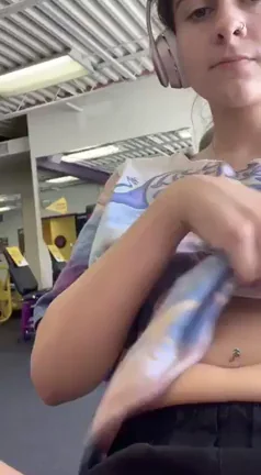 No Sports Bra Gym Tease 💦😈 [GIF]