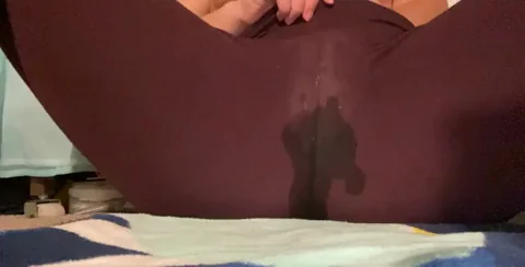 My first time squirting through leggings ?
