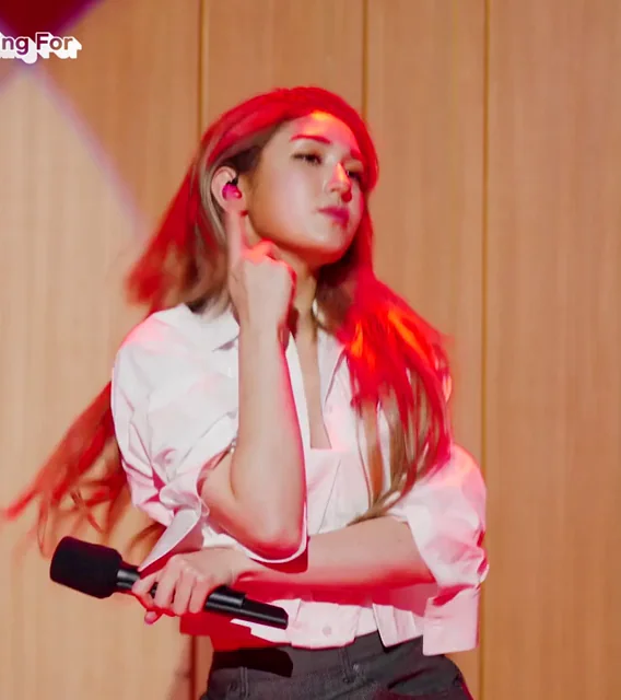 Somi's Sexy Mic Tease Performance 💋🔥