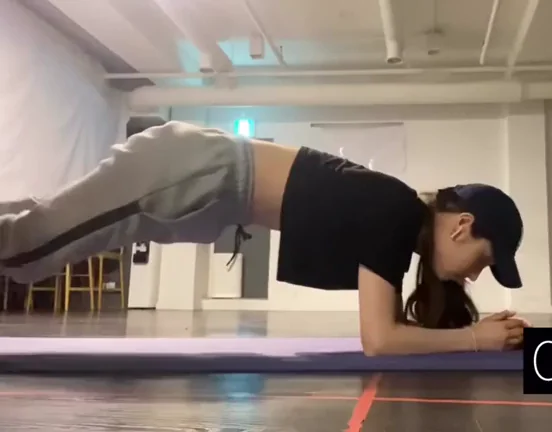 LOONA Heejin working those abs