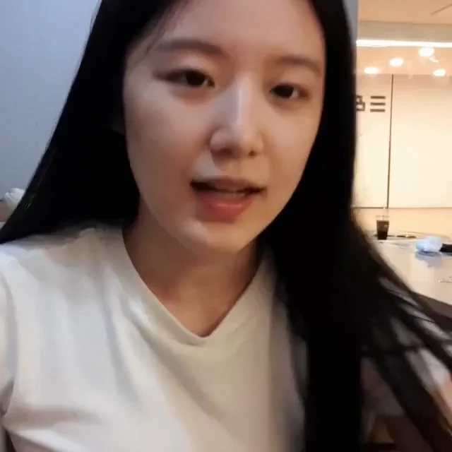 Shuhua (G)I-DLE Teasing in Skin-Tight White Tee 😍👙