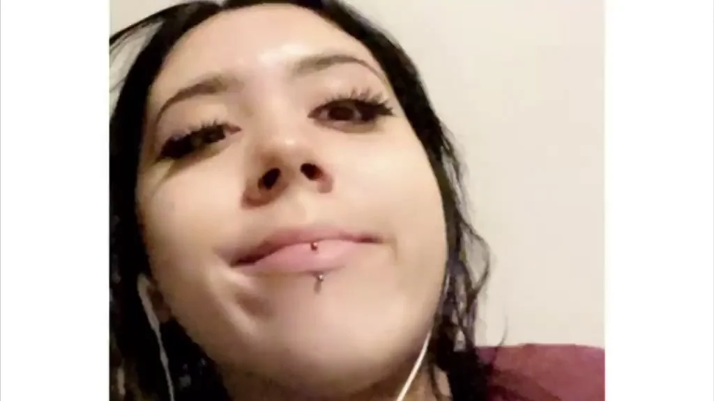 18yo Latina Tease's Juicy Pussy Spread 😈💦