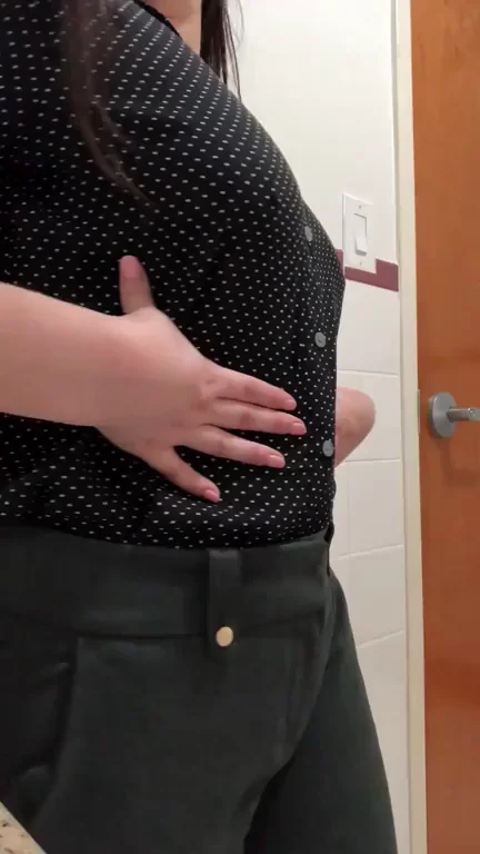 [F] Living my best life today sans bra ?
