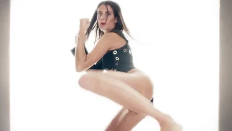 Sara Sampaio lip-slip - Love Advent 2017
