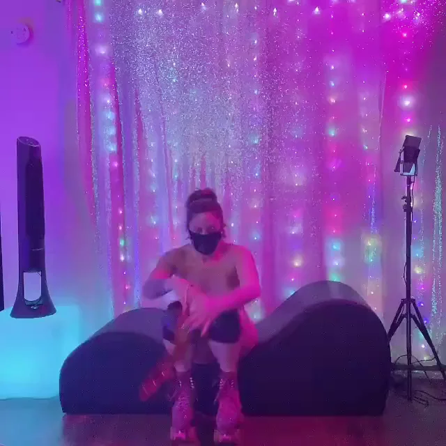 Morning Wood Workout: Slutty MILF's Neon Gym Tease