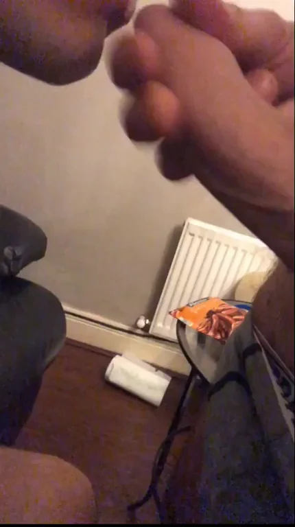 I just love pleasing str8 and bi lads with my mouth. Proper obsessed with sucking their cocks and making them cum. Young lads 18+ are always hitting me up for head, I have a large collection of videos servicing those lads. Ask me for a peek into my sucking vault. s c Seangavin02