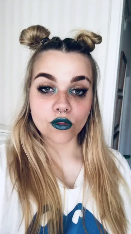 (18 f) Anyone want an alien gf? ?