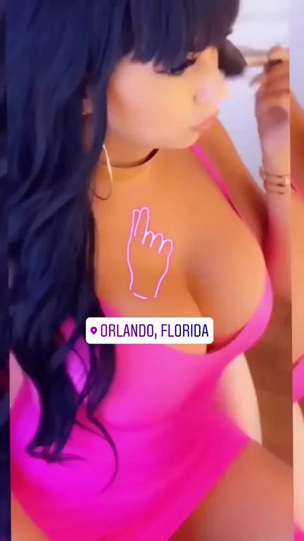 Pretty in Pink 💖🔥 Hot Babe Teasing Tits & Ass