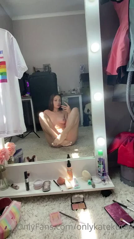 🔥 Cute Babe's Juicy Ass Tease in Mirror + Full Pack in Comments? 😈🍑