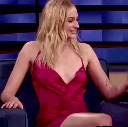 Sophie Turner’s bouncing little titties
