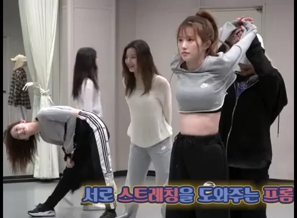 Fromis_9 - Saerom, Chaeyoung and Hayoung Stretching (more in comments)
