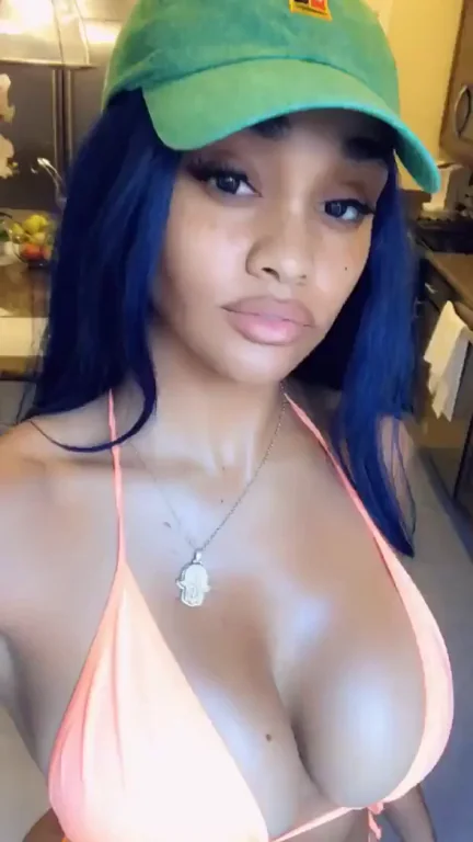 Banging Physique Bombshell in Green Cap Tease