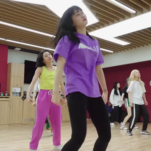 TWICE - Momo, Jihyo & Mina