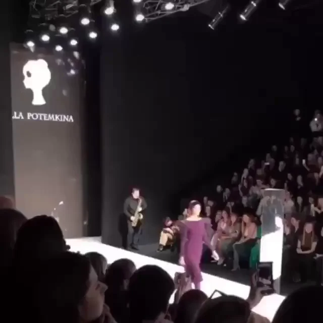 Handjob in Fashion SHOW