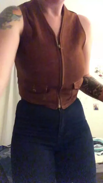 She Just Cant Keep Her Boobs In (drop)