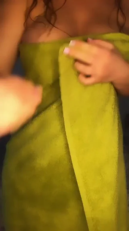 Thick Towel Tease: Epic Ass Reveal You Can't Miss!