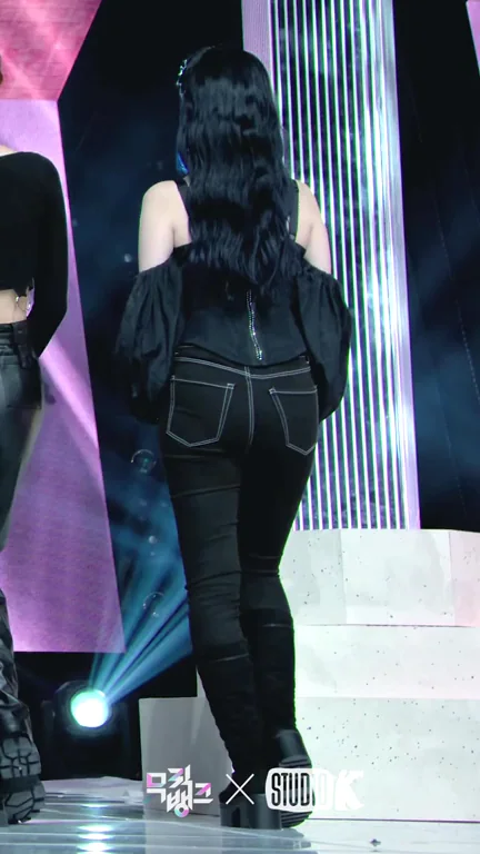 Weki Meki Elly's Slutty Stage Ass Shake & Tease