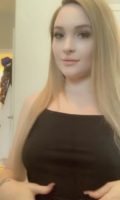 🔥 Blonde Babe Reveals Her Pretty Face & Juicy Tits 😘