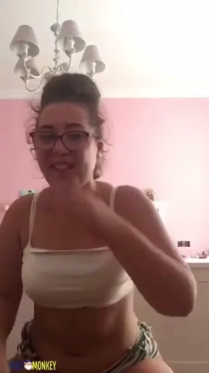 Latinas twerking on periscope (part 2)