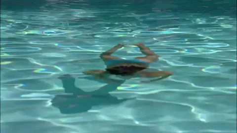 Jennifer Garner’s Bikini Tease in Alias Poolside 🔥💦