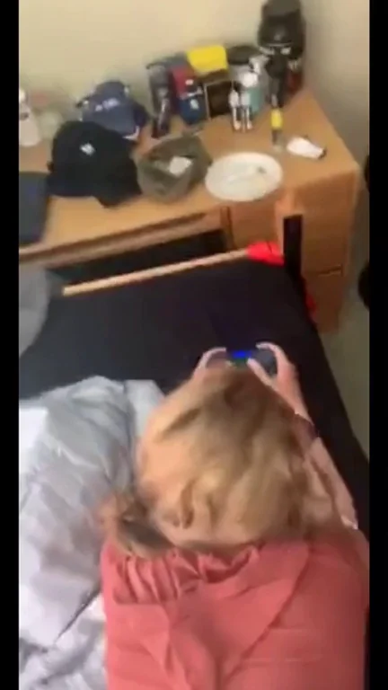 Chick Gamer Learning How To Multitask